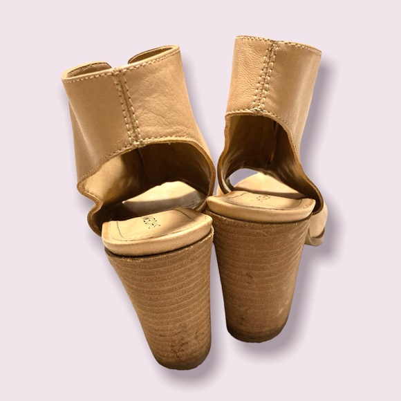 ShoeMint tan leather block heel with brass zipper detail - Picture 2 of 2